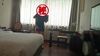 健身肌肉男和白领少妇的午后有氧
