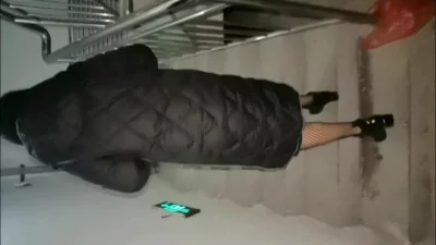 穿着渔网袜来找我的少妇中间让他又换了一条丝袜带字幕