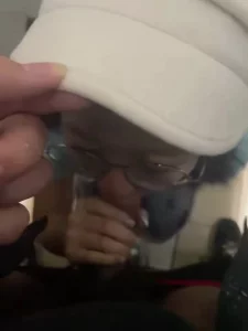 公共厕所应急颜射眼镜娘