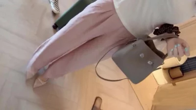 全程记录千里送逼，太好看了，刚到酒店就换上白色吊带和粉色短裙